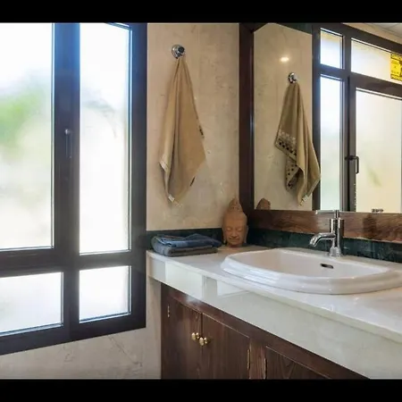 Luxury On Mistral Beach, Puerto Banus. Villa